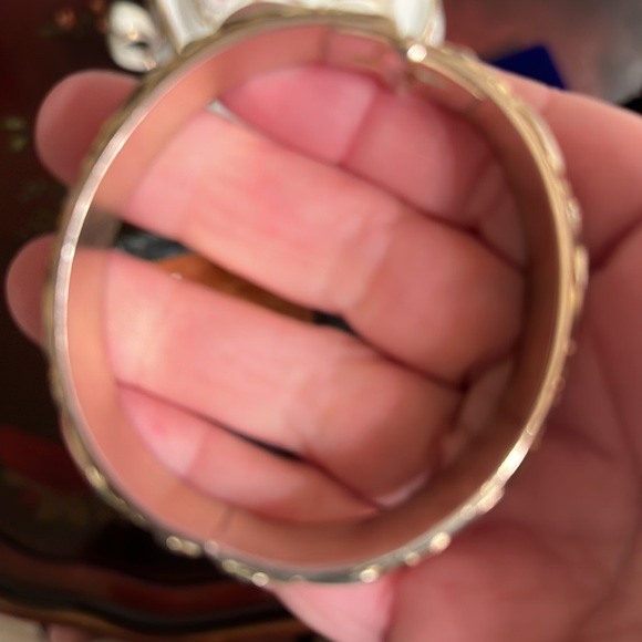 Vintage Whiting & Davis hinged Clamper bracelet in gold metal Opening 2 1/4” - Picture 7 of 9